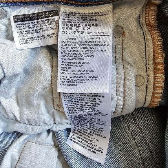 Levi's 501 Cropped Distressed Jeans - Picture 9 of 10